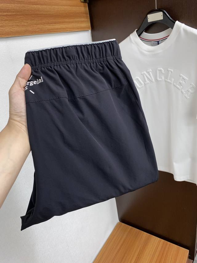 马吉拉 2024春季新款休闲裤！官网同步发售。品牌经典logo休闲裤 ，定制面料，舒适度极好，手触感强烈。辨识度极高，完美品相工艺。 尺码：30-38