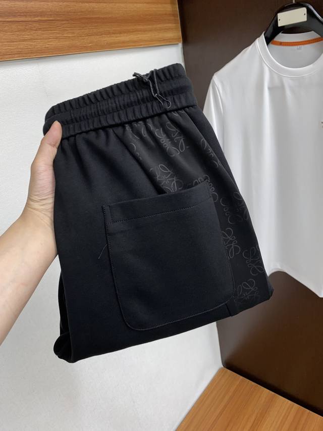 罗意威 2024春季新款休闲裤！官网同步发售。品牌经典logo休闲裤 ，定制面料，舒适度极好，手触感强烈。辨识度极高，完美品相工艺。 尺码：M-3Xl