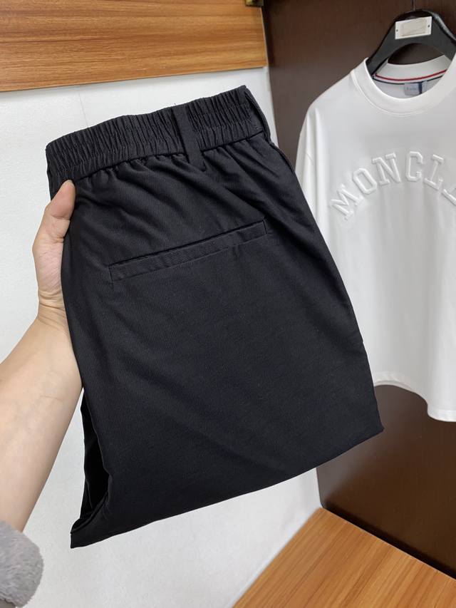 迪奥 2024最新直筒休闲裤 高定制面料成份:60%棉16%天丝 22%粘胶纤维2%氨 原版设计 不仅原料是天然的植物纤维，并且在加工过程中也没有任何化学反应，