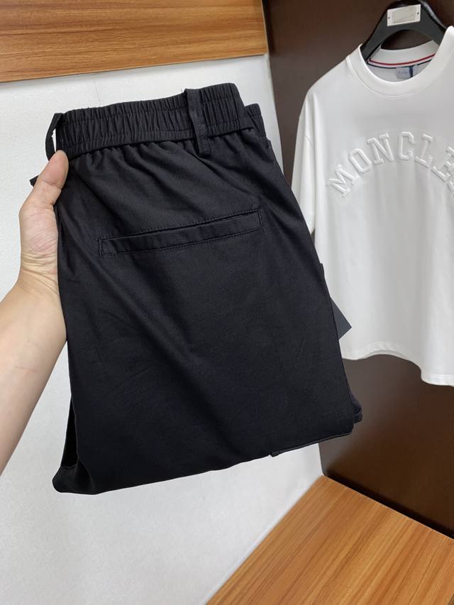 菲拉格慕 2024最新直筒休闲裤 高定制面料成份:60%棉16%天丝 22%粘胶纤维2%氨 原版设计 不仅原料是天然的植物纤维，并且在加工过程中也没有任何化学反