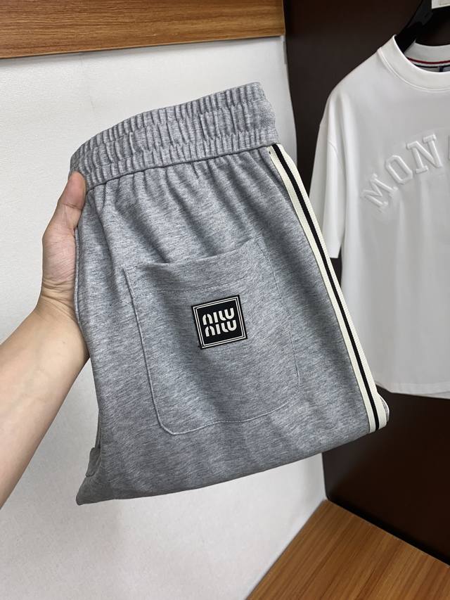 Miu Miu 2024春季新款运动休闲裤！官网同步发售。品牌经典logo休闲卫裤 ，定制面料，舒适度极好，手触感强烈。辨识度极高，完美品相工艺。 尺码：30-