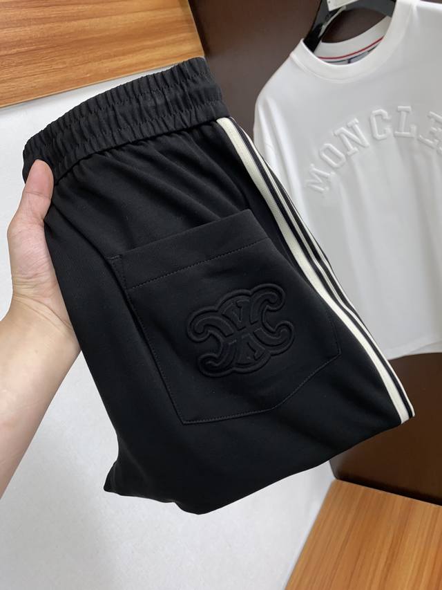 赛琳 2024春季新款运动休闲裤！官网同步发售。品牌经典logo休闲卫裤 ，定制面料，舒适度极好，手触感强烈。辨识度极高，完美品相工艺。 尺码：30-38