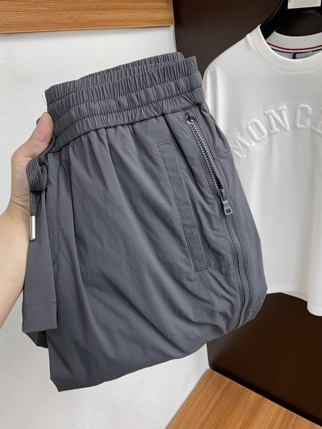 巴黎世家 2024 最新 直筒休闲裤 定制面料成份：95%锦纶 5%氨纶. 原版设计 并且在加工过程中也没有任何化学反应，因此对环境和身体健康方面都是有益的。拥