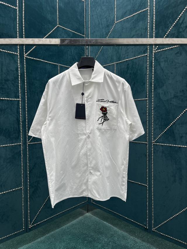 驴家 24Ss春夏新款短袖衬衫拥有保龄球衫式开领，通过背后 Lv Pont Neuf 刺绣、后领 Marque L. Vuitton Déposée 标识和胸前