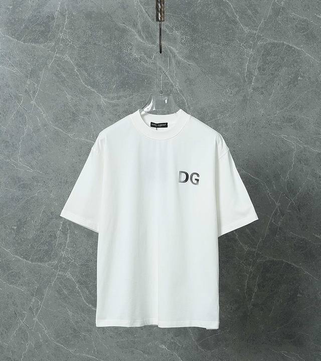 杜嘉班d&G 2024Ss新工艺logo纯棉质阔版圆领男士短袖t恤，新季新推系列将标识巧妙融入设计，塑就一系列充满复古风情的运动风单品。在这款百搭t恤上，带着一