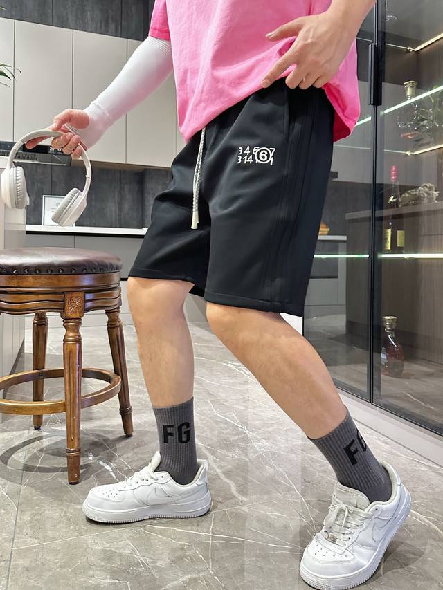 马吉拉 2024春夏新款休闲短裤！官网同步发售。定制品牌经典logo，定制面料，舒适度极好，手触感强烈。辨识度极高，完美品相工艺。 尺码：M-3Xl