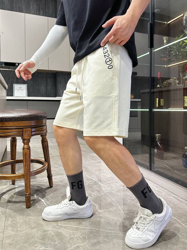 马吉拉 2024春夏新款休闲短裤！官网同步发售。定制品牌经典logo，定制面料，舒适度极好，手触感强烈。辨识度极高，完美品相工艺。 尺码：M-3Xl