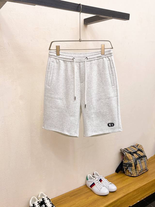 迪奥 2024春夏新款休闲短裤！官网同步发售。定制品牌经典logo，定制面料，舒适度极好，手触感强烈。辨识度极高，完美品相工艺。 尺码：M-3Xl