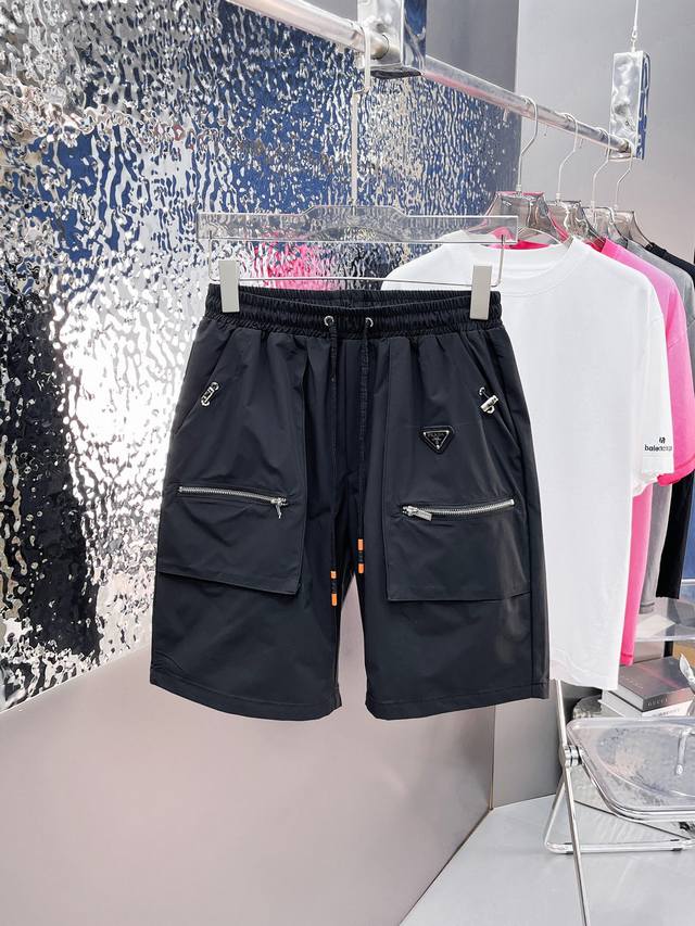 普拉达 2024春夏新款休闲短裤！官网同步发售。定制品牌经典logo，定制面料，舒适度极好，手触感强烈。辨识度极高，完美品相工艺。 尺码：M-3Xl