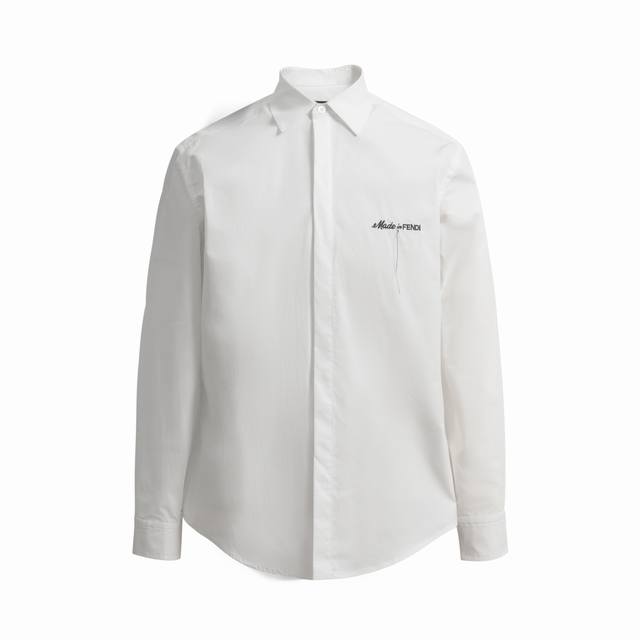 Fendi 24Ss 徽标衬衫 棉质衬衫的面料是以棉纤维为主制成的，它具有柔软舒适、透气性好、吸湿性强等特点。棉质衬衫适合在春夏季节穿着，因为棉纤维的透气性可以