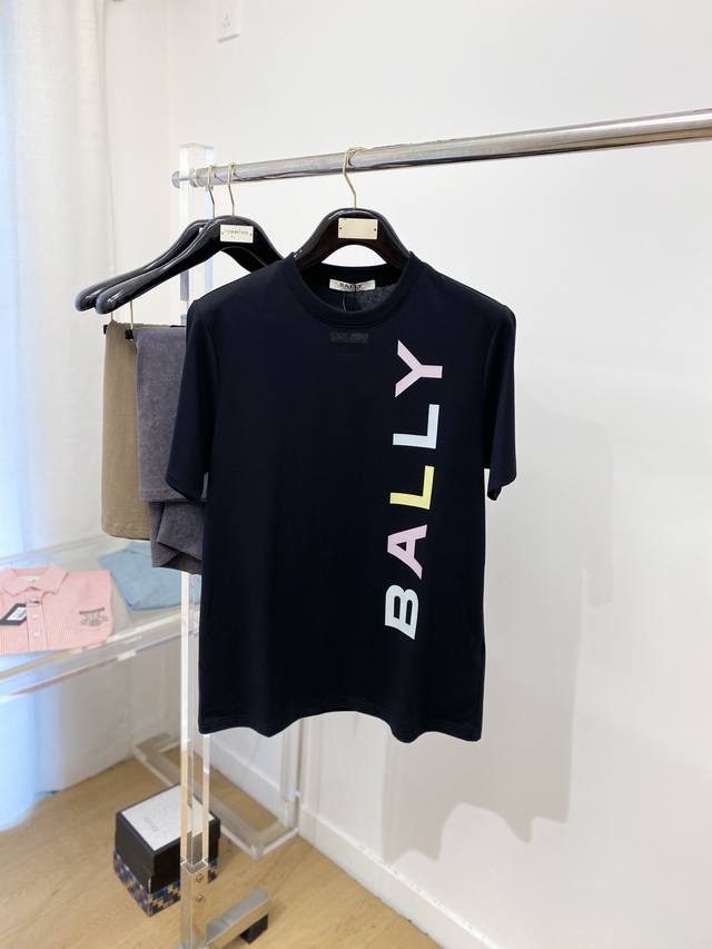 Bally 巴利、2024新品短袖t恤，帅气时尚，前幅顶级印花字母logo，简约百搭款。面料棉 不仅挺括，保持潮流的廓形，又穿着舒适，纱织更细腻，码数s-3Xl