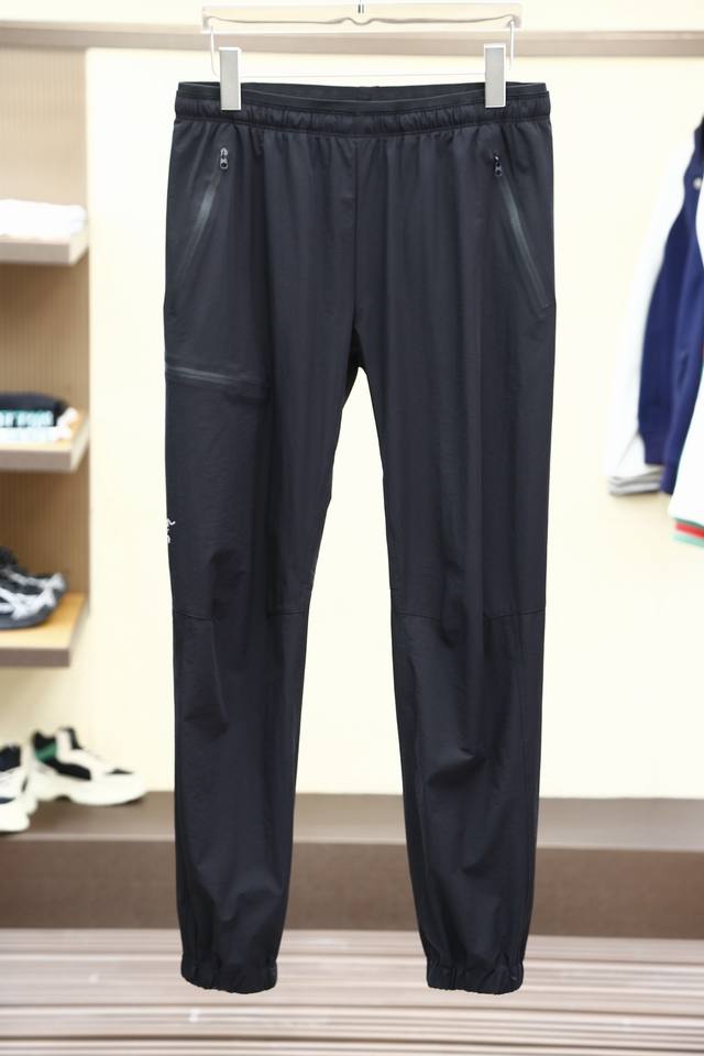 始祖鸟-高定版超级火爆款式鼓掌]2024春夏最新款休闲裤。顶级品质，原版定制原版双聚酯纤维面料，超薄透气干爽。品牌简约大方得体，颜色：码数:M-2Xl 隔天取货