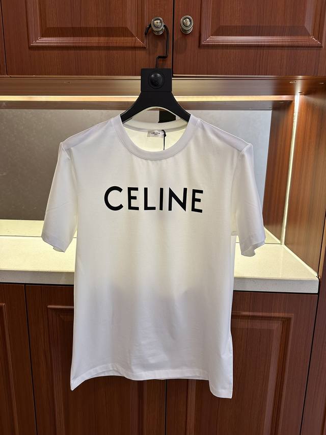 Ce*Line 赛琳 2024年专柜同款同步上新圆领t恤。采用客供双丝光面料，胸前品牌字母logo标志采用进口胶囊材质工艺构成彰显品牌奢华，与zp一致不是小厂能