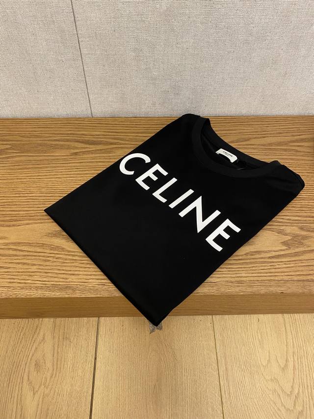 Celine 赛琳、2024新品短袖t恤，帅气时尚，胸前顶级印花字母logo，简约百搭款。面料棉 不仅挺括，保持潮流的廓形，又穿着舒适，纱织更细腻，码数xs-L