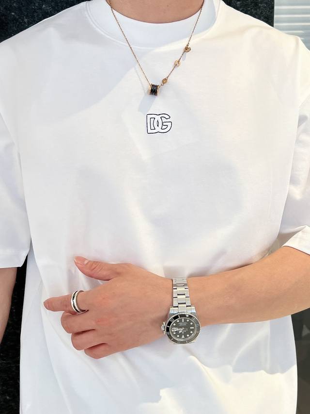 杜嘉班d&G 2024Ss新工艺logo纯棉质阔版圆领男士短袖t恤，新季新推系列将标识巧妙融入设计，塑就一系列充满复古风情的运动风单品。在这款百搭t恤上，带着一