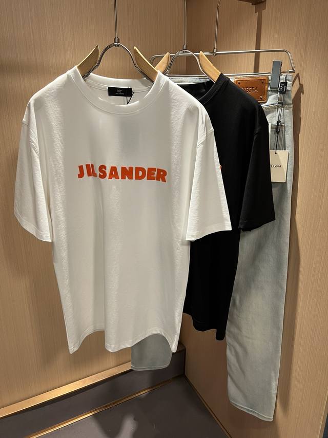 Arcter*X始*祖鸟 联名jil Sander 2024春夏新款男女同款短袖t恤户外品牌可能大家第一想到的就是加拿大鹅、始祖鸟。给人一种标签试的感觉！除了在