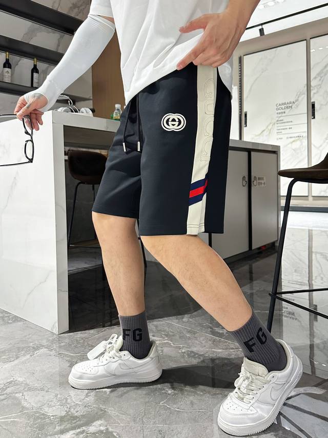 古奇 2024春夏新款休闲短裤！官网同步发售。定制品牌经典logo，定制面料，舒适度极好，手触感强烈。辨识度极高，完美品相工艺。 尺码：M-3Xl