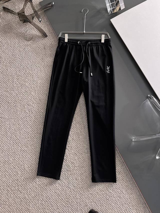 Ysl 2024春夏新款休闲裤！官网同步发售。品牌经典logo休闲裤 ，定制面料，舒适度极好，手触感强烈。辨识度极高，完美品相工艺。 尺码：M-3Xl
