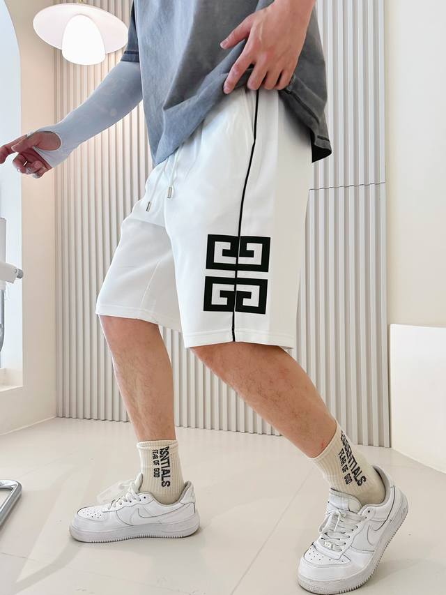 纪梵希 2024春夏新款休闲短裤！官网同步发售。定制品牌经典logo，定制面料，舒适度极好，手触感强烈。辨识度极高，完美品相工艺。 尺码：M-3Xl