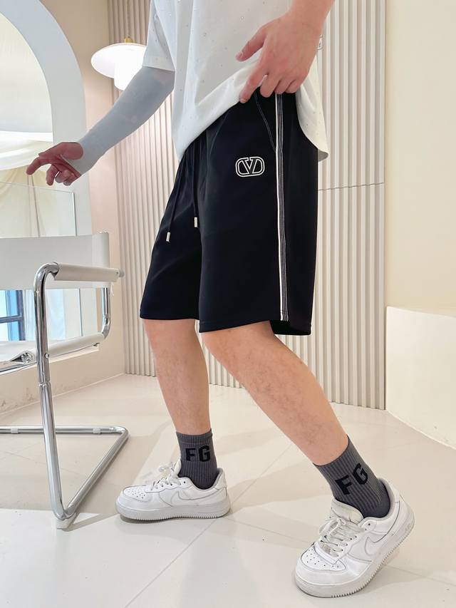 华伦天奴 2024春夏新款休闲短裤！官网同步发售。定制品牌经典logo，定制面料，舒适度极好，手触感强烈。辨识度极高，完美品相工艺。 尺码：M-3Xl
