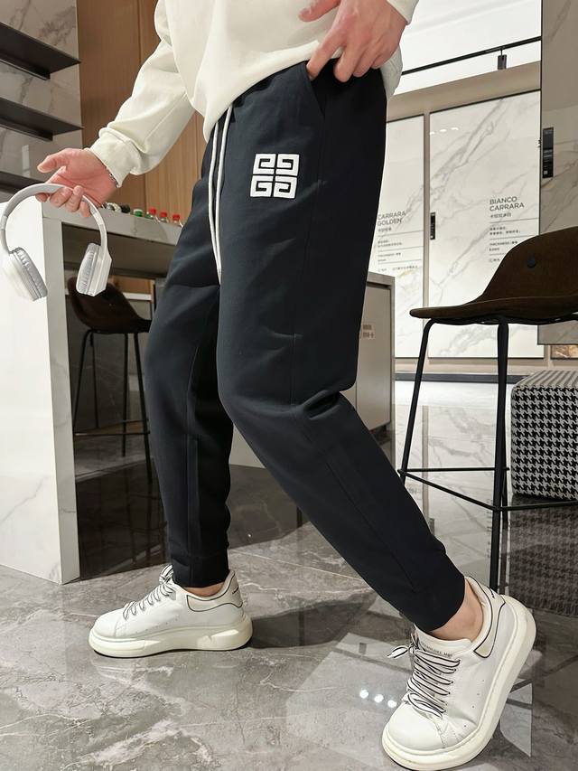 纪梵希 2024春夏新款休闲裤！官网同步发售。品牌经典logo休闲裤 ，定制面料，舒适度极好，手触感强烈。辨识度极高，完美品相工艺。 尺码：M-3Xl