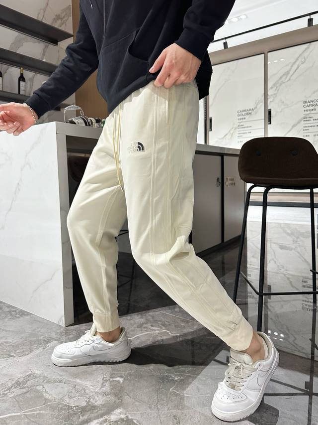 北面 2024春夏新款休闲裤！官网同步发售。品牌经典logo休闲裤 ，定制面料，舒适度极好，手触感强烈。辨识度极高，完美品相工艺。 尺码：M-3Xl
