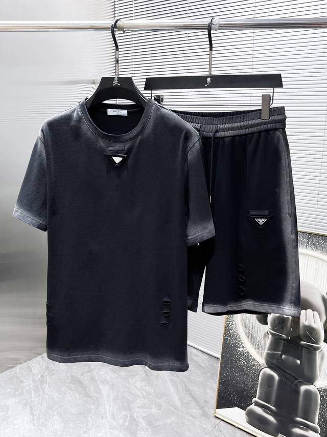 普拉达 Prada 2024Ss夏季新款 休闲 短袖 短裤 套装，高端版本！专柜定制面料 透气舒适度高，细节无可挑剔，品牌元素设计理念，体现高品质。手感细腻柔软
