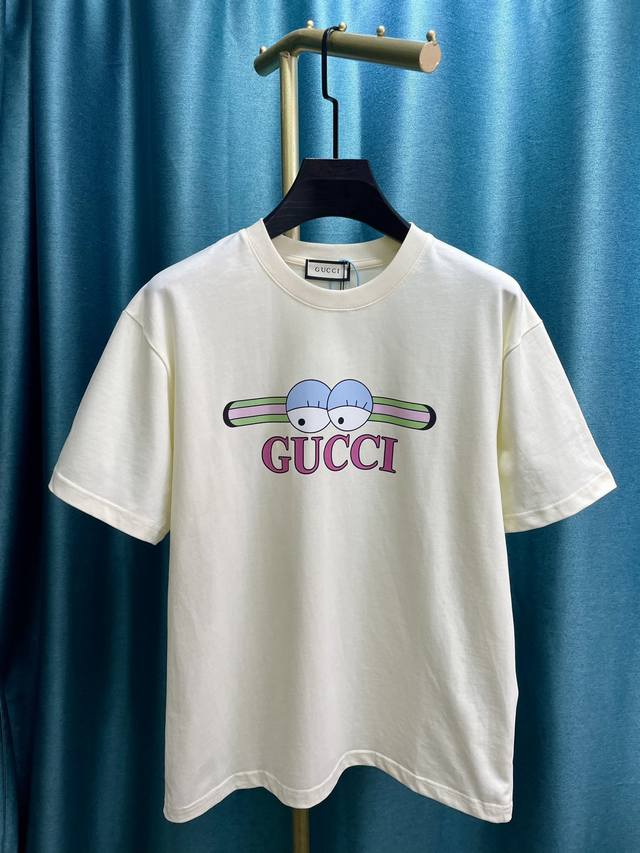 Gucci 2024Ss早春新款眼睛印花短袖t恤 伦敦艺术家兼插画师hattie Stewart的创意设计，为品牌2024早秋系列添注盎然活力和俏皮之感。在她个