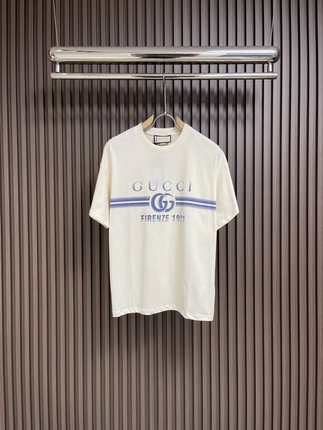 Gucci 2024新款大字母logo印花虚化短袖t恤 男女同款 这款单品出自 Lido系列，设计灵感源自意大利海岸的夏日风情和海滩俱乐部。早秋系列以现代视角焕