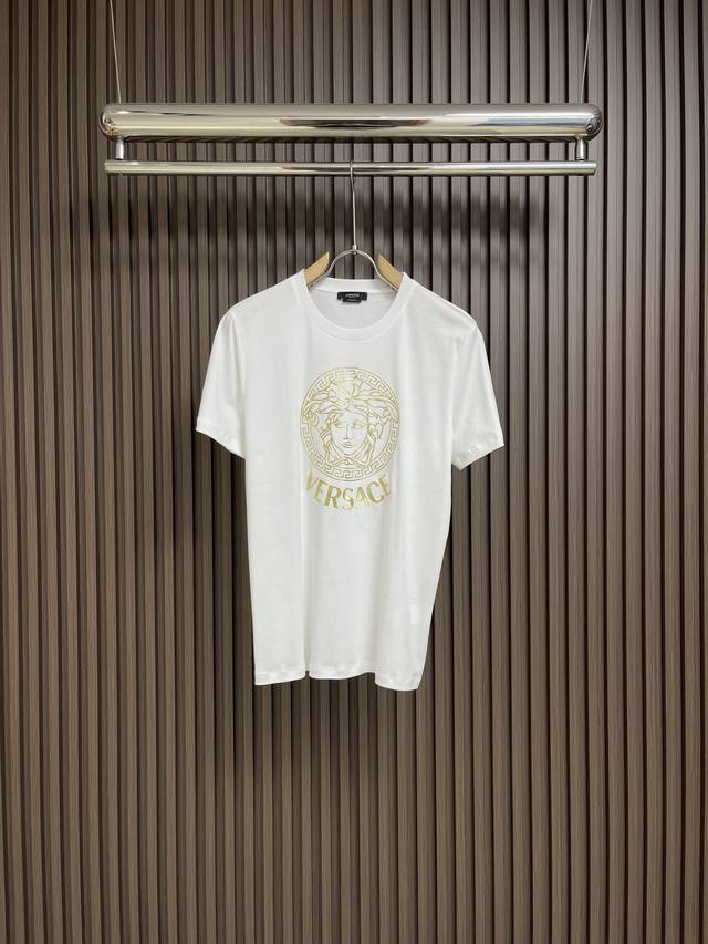Versace 2024Ss早春logo美杜莎烫金印花短袖t恤，优质好面料 柔软触感 看似简单 工艺却很复杂 随意穿出时尚感 品相完美。尺码：46-56
