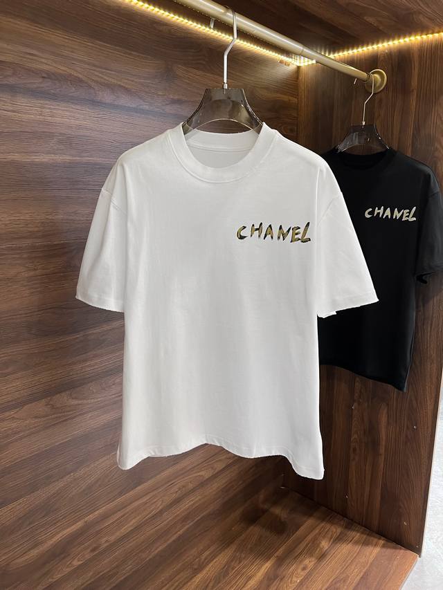 New# Chanel 香奈儿 2024夏季圆领短袖，定织定染 32支双纱，索罗娜罗纹面料，舒适柔软，手感舒适，胸前经典印花文字logo小众设计整体看起来酷酷的